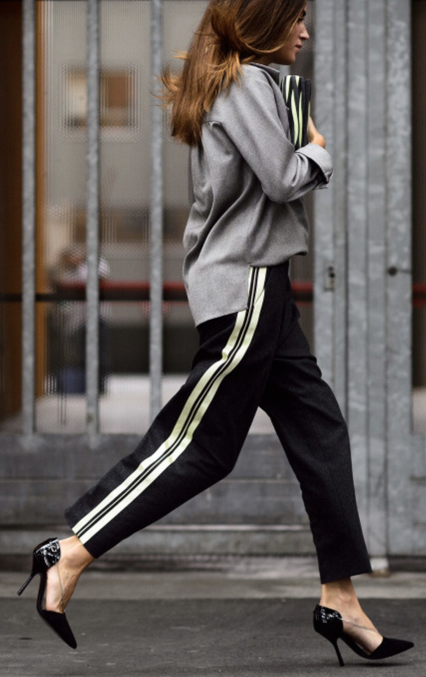 Костюмы спортивный шик. Street Style брюки с лампасами. Кендалл спортшик. Брюки с лампасами Баленсиага. Balenciaga adidas Tracksuit.